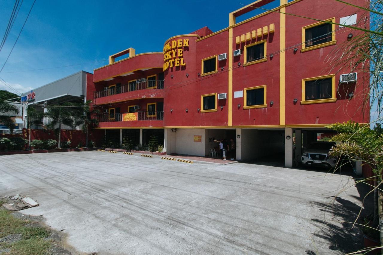 RedDoorz @ Golden Skye Hotel Guagua Buitenkant foto