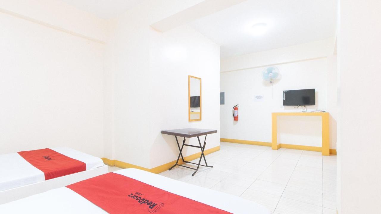 RedDoorz @ Golden Skye Hotel Guagua Buitenkant foto