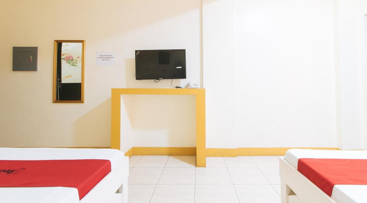RedDoorz @ Golden Skye Hotel Guagua Buitenkant foto